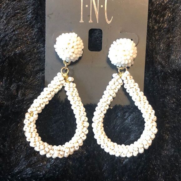 Inc white beaded earring - Picture 2 of 2